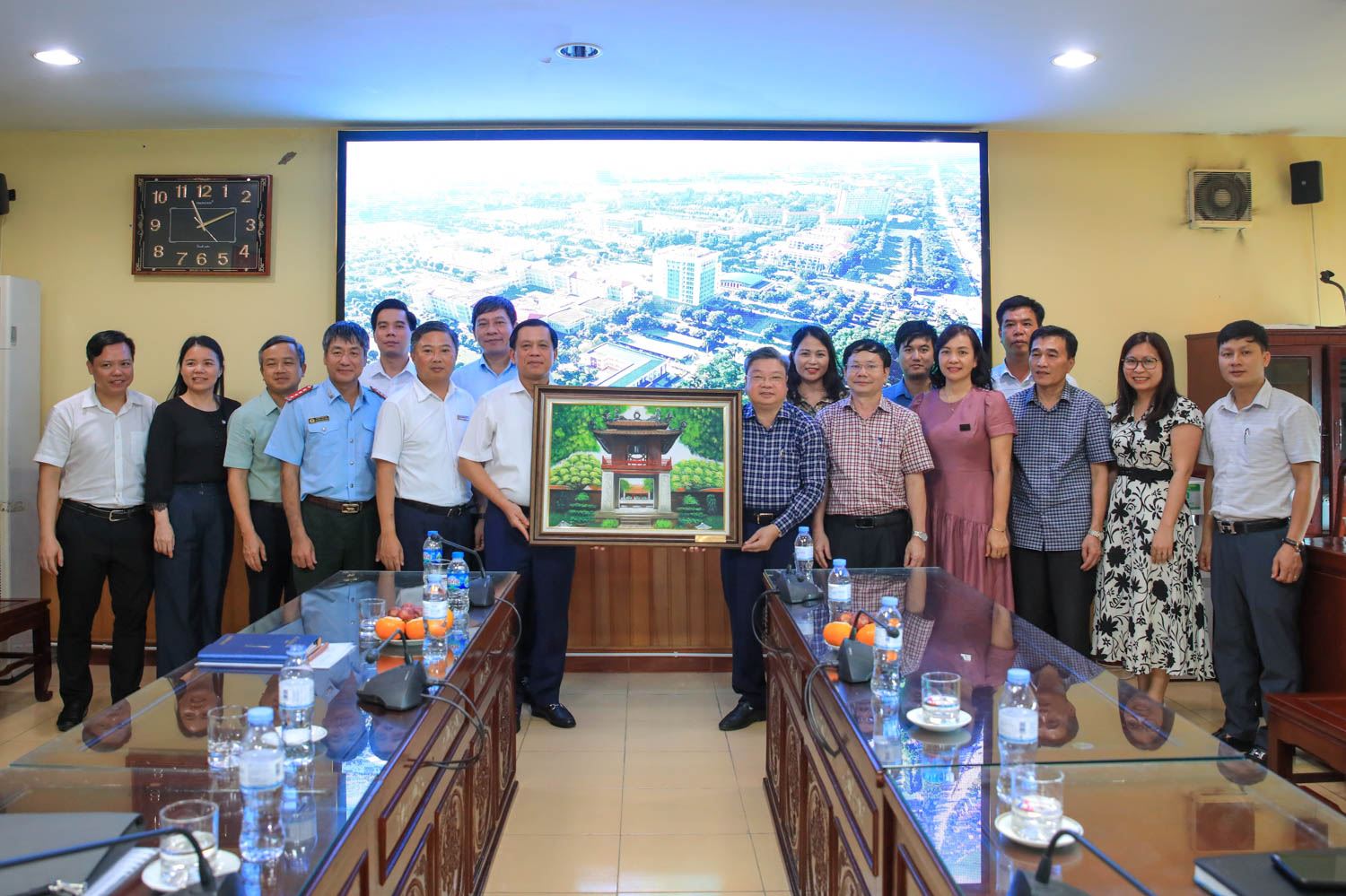 Thứ trưởng Bộ LĐ - TB&XH Nguyễn Bá Hoan kiểm tra giám sát kỳ thi tiếng Hàn dành cho người lao động đăng ký đi làm việc tại Hàn Quốc theo Chương trình EPS tại điểm thi Trường Đại học Hồng Đức